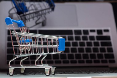 klavye bilgisayarla iletişim tablet arka plan (Online alışveriş sepeti yakın çekim)