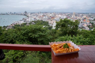  Pattaya şehrindeki Pattaya Sahili, Chonburi, Tayland, Ulaşım Otobüs durağı turistler için.