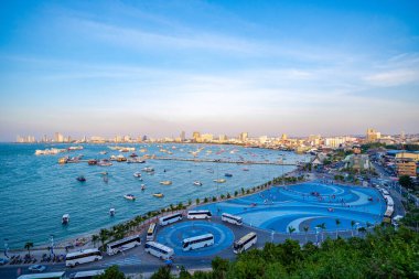  Pattaya şehrindeki Pattaya Sahili, Chonburi, Tayland, Ulaşım Otobüs durağı turistler için.