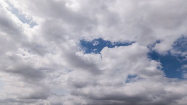 Açık mavi arkaplan, arka planda bulutlar, küçük bulutlu mavi gökyüzü arkaplanı. Mavi gökyüzünde beyaz kabarık bulutlar. 