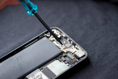 Belgili tanımlık smartphone hasar oldu ve beyaz arka plan üzerinde tamirci eller tarafından stand hangi araçları akıllı telefon tamir gerekir.