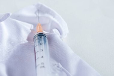 Beyaz arka plan üzerinde Hipodermik İğne (enjeksiyon iğne) 