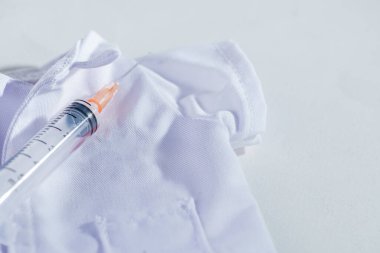 Beyaz arka plan üzerinde Hipodermik İğne (enjeksiyon iğne) 