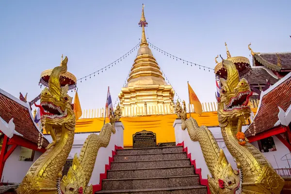Chiang Mai, Tayland 'daki Budist tapınağı Doi Suthep' in en güzel bakış açısı. 