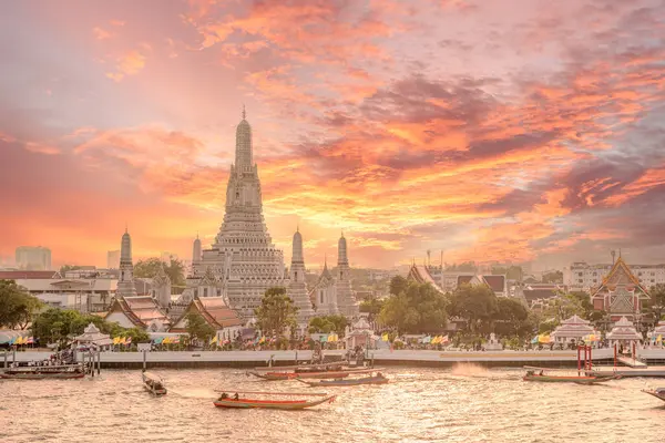 Bangkok, Tayland 'daki en güzel Wat Arun Budist tapınağı. 
