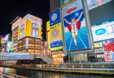 Osaka, Japonya 17 Aralık: Dotonbori, Japonya 'nın Osaka kentindeki Dotonbori' nin en ünlü gece hayatı ve turist besin bölgesi..