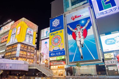 Osaka, Japonya 17 Aralık: Dotonbori, Japonya 'nın Osaka kentindeki Dotonbori' nin en ünlü gece hayatı ve turist besin bölgesi..