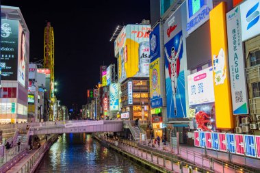 Osaka, Japonya 17 Aralık: Dotonbori, Japonya 'nın Osaka kentindeki Dotonbori' nin en ünlü gece hayatı ve turist besin bölgesi..
