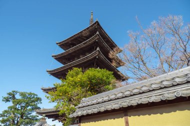 Gion, bölge gezginlerin ve ziyaretçilerin ihtiyaçlarını karşılamak için kuruldu. Sonunda Japonya 'nın en seçkin ve tanınmış geyşa bölgelerinden biri haline geldi.