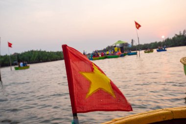 Hoi An, Vietnam 'da bambu sepetine binen turistler (Cam Thanh Hindistan cevizi köyü )