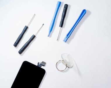 Belgili tanımlık smartphone hasar oldu ve beyaz arka plan üzerinde tamirci eller tarafından stand hangi araçları akıllı telefon tamir gerekir.