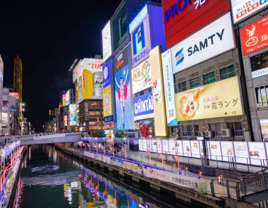 Osaka, Japonya 17 Aralık: Dotonbori, Japonya 'nın Osaka kentindeki Dotonbori' nin en ünlü gece hayatı ve turist besin bölgesi..