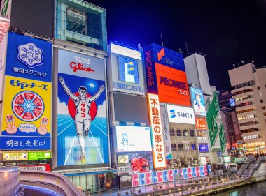 Osaka, Japonya 17 Aralık: Dotonbori, Japonya 'nın Osaka kentindeki Dotonbori' nin en ünlü gece hayatı ve turist besin bölgesi..