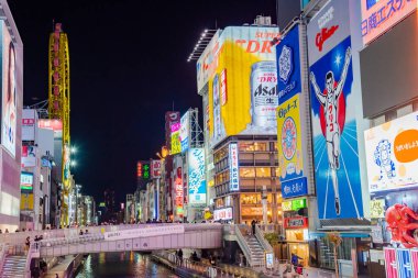 Osaka, Japonya 17 Aralık: Dotonbori, Japonya 'nın Osaka kentindeki Dotonbori' nin en ünlü gece hayatı ve turist besin bölgesi..