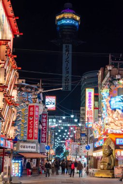 Osaka, Japonya 17 Aralık: Dotonbori, Japonya 'nın Osaka kentindeki Dotonbori' nin en ünlü gece hayatı ve turist besin bölgesi..