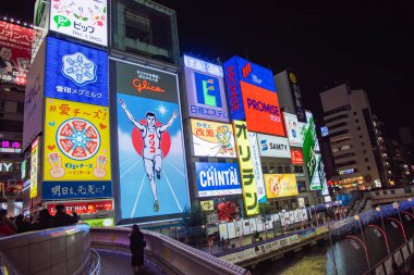 Osaka, Japonya 17 Aralık: Dotonbori, Japonya 'nın Osaka kentindeki Dotonbori' nin en ünlü gece hayatı ve turist besin bölgesi..
