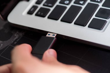 Bir bilgisayar portuna bağlanmış flaş bellek ekleniyor.