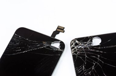 Belgili tanımlık smartphone hasar oldu ve beyaz arka plan üzerinde tamirci eller tarafından stand hangi araçları akıllı telefon tamir gerekir.