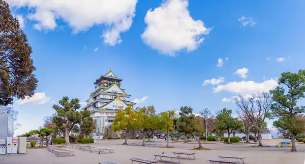 Şato Japonya 'nın en ünlü simgelerinden biridir ve Japonya' nın onaltıncı yüzyılda Osaka Kalesi Japonya 'da birleşmesinde önemli bir rol oynamıştır.