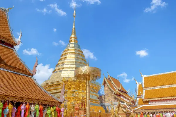Chiang Mai, Tayland 'daki Budist tapınağı Doi Suthep' in en güzel bakış açısı. 