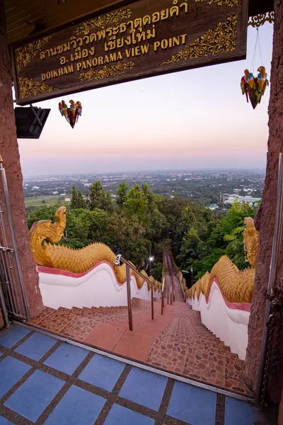 Chiang Mai, Tayland 'daki Budist tapınağı Doi Suthep' in en güzel bakış açısı. 