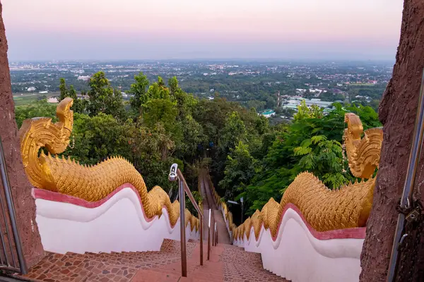 Chiang Mai, Tayland 'daki Budist tapınağı Doi Suthep' in en güzel bakış açısı. 