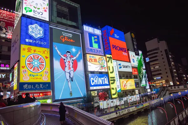 Osaka, Japonya 17 Aralık: Dotonbori, Japonya 'nın Osaka kentindeki Dotonbori' nin en ünlü gece hayatı ve turist besin bölgesi..
