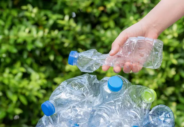 Plastik şişeler geri dönüşümü bekliyor..