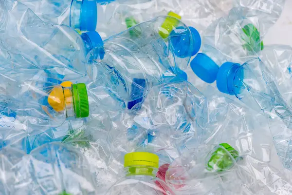 Plastik şişeler geri dönüşümü bekliyor..