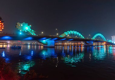 Vietnam 'ın en güzel manzaralı ejderha köprüsü..