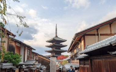 Gion, bölge gezginlerin ve ziyaretçilerin ihtiyaçlarını karşılamak için kuruldu. Sonunda Japonya 'nın en seçkin ve tanınmış geyşa bölgelerinden biri haline geldi.