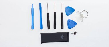 Belgili tanımlık smartphone hasar oldu ve beyaz arka plan üzerinde tamirci eller tarafından stand hangi araçları akıllı telefon tamir gerekir.