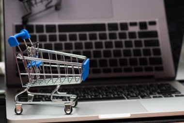 klavye bilgisayarla iletişim tablet arka plan (Online alışveriş sepeti yakın çekim)