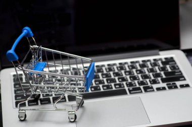 klavye bilgisayarla iletişim tablet arka plan (Online alışveriş sepeti yakın çekim)
