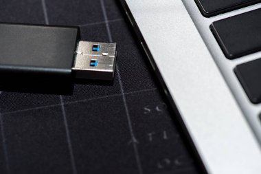 Elle taşınan bellek belleği bir bilgisayar portuna takılıyor. El bilgisayara takılı Hardware Cüzdanı takılıyor..