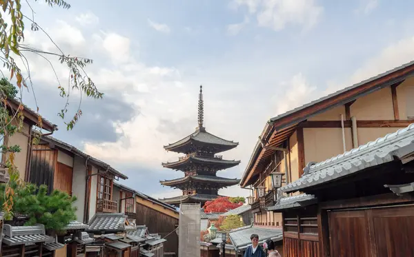 Gion, bölge gezginlerin ve ziyaretçilerin ihtiyaçlarını karşılamak için kuruldu. Sonunda Japonya 'nın en seçkin ve tanınmış geyşa bölgelerinden biri haline geldi.