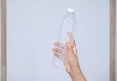 Plastik şişeler geri dönüşümü bekliyor..