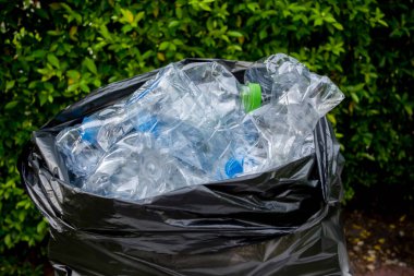 Plastik şişeler geri dönüşümü bekliyor..