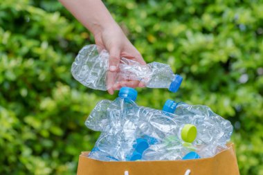 Plastik şişeler geri dönüşümü bekliyor..