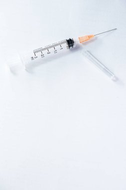Beyaz arka plan üzerinde Hipodermik İğne (enjeksiyon iğne) 