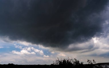 Fırtınalı bulutlu karanlık bir gökyüzü. Dramatik gökyüzü yağmuru, fırtınadan önce kara bulutlar, yağmurdan önce bulutlar.