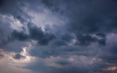 Fırtınalı bulutlu karanlık bir gökyüzü. Dramatik gökyüzü yağmuru, fırtınadan önce kara bulutlar, yağmurdan önce bulutlar.