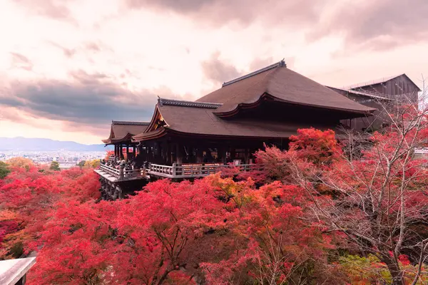 Kiyomizu-dera 'nın en güzel bakış açısı Japonya' nın Kyoto kentinde popüler bir turizm merkezidir..