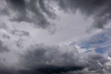  Fırtınalı bulutlu karanlık bir gökyüzü. Dramatik gökyüzü yağmuru, fırtınadan önce kara bulutlar, yağmurdan önce bulutlar.