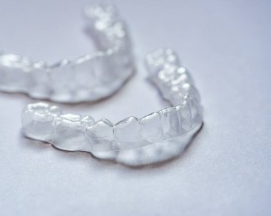  Ağızda beyaz bir arka planda ayar cihazı var. (geçersiz)