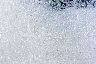 Siyah arkaplanda cam kavanozdaki kristal şekeri kapat.