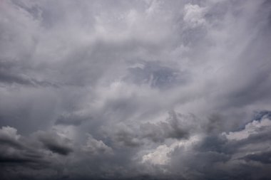  Fırtınalı bulutlu karanlık bir gökyüzü. Dramatik gökyüzü yağmuru, fırtınadan önce kara bulutlar, yağmurdan önce bulutlar.