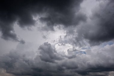 Fırtınalı bulutlu karanlık bir gökyüzü. Dramatik gökyüzü yağmuru, fırtınadan önce kara bulutlar, yağmurdan önce bulutlar.