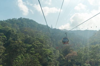 Da Nang şehrinin batısındaki dağlarda bulunan tepe istasyonu ve tatil köyü..