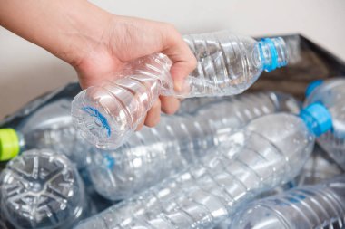 Kirli deniz kumlu kıyı, çevresel kirlilik, okyanustaki plastik su şişeleri kirliliği (Deniz enkazı)